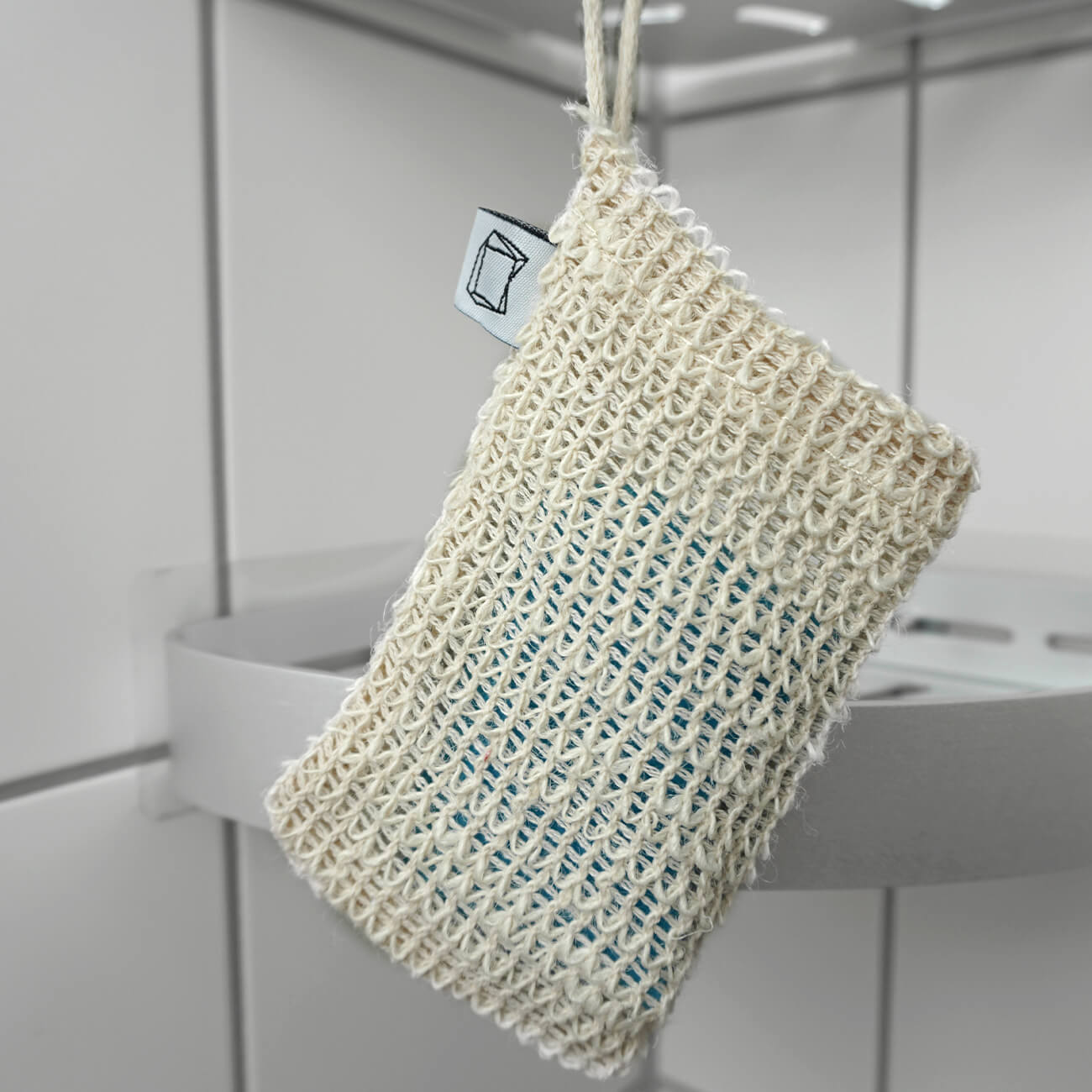 duschbrocken-festes-duschgel-und-shampoo-zwei-in-eins-nachhaltig-aufbewahrung-sisalsaeckchen