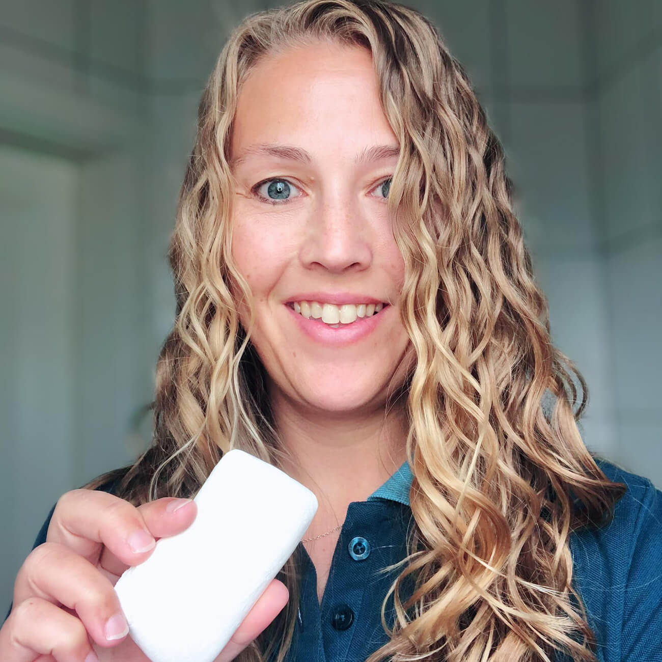 duschbrocken-festes-duschgel-und-shampoo-zwei-in-eins-nachhaltig-rezensionen-erfahrungen-carlos-cocos