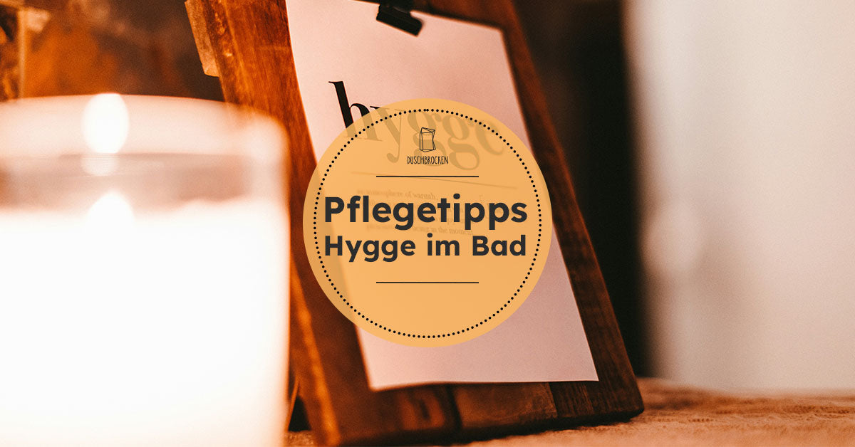 Stehende Holzbrett mit einem Plakat mit der der Hygge-Definition und einer 