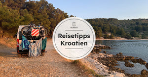 Camper steht in Kroatien direkt am Meer auf einem Steinweg