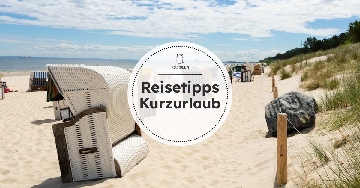 Strandkörbe am Sandstrand mit Blick auf das Meer und Dünen