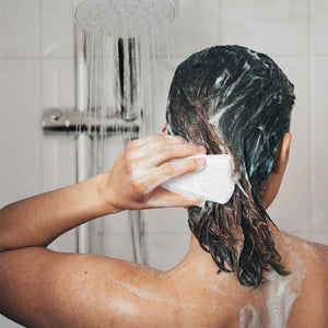 duschbrocken-festes-duschgel-und-shampoo-zwei-in-eins-nachhaltig-anwendung-carlos-cocos