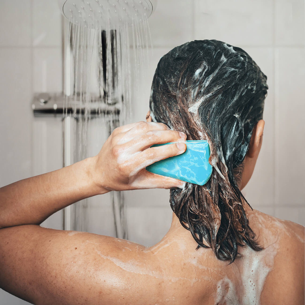 duschbrocken-festes-duschgel-und-shampoo-zwei-in-eins-nachhaltig-anwendung-maxi-minz