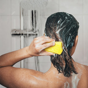 duschbrocken-festes-duschgel-und-shampoo-zwei-in-eins-nachhaltig-anwendung-toni-zitroni