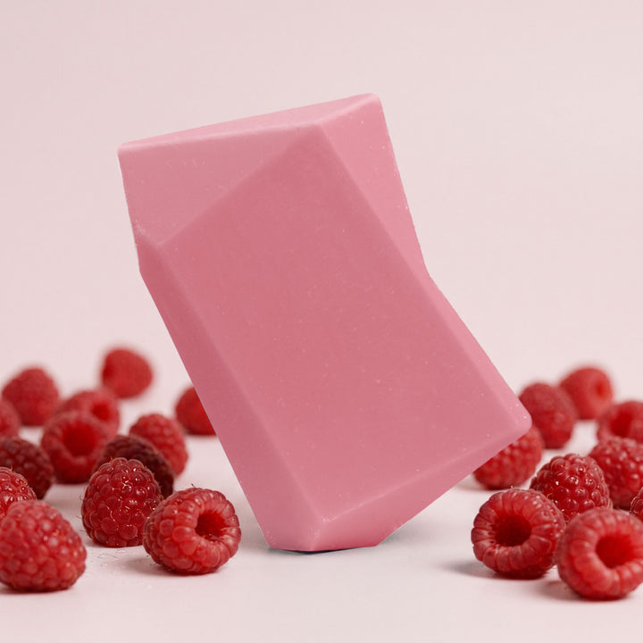 Pinker Heidi Himbeere Duschbrocken umgeben von frischen Himbeeren