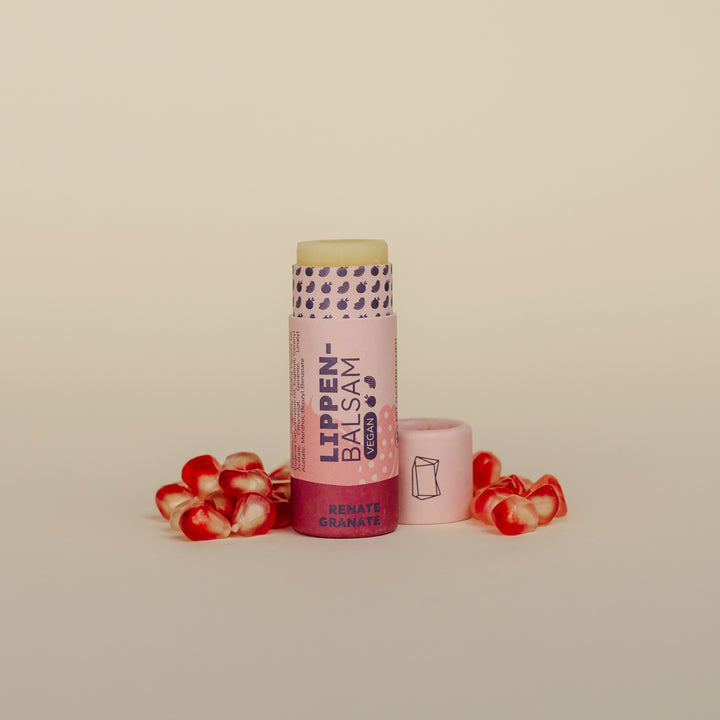 Renate Granatapfel Lippenbalsam Produktbild mit Granatapfelkernen